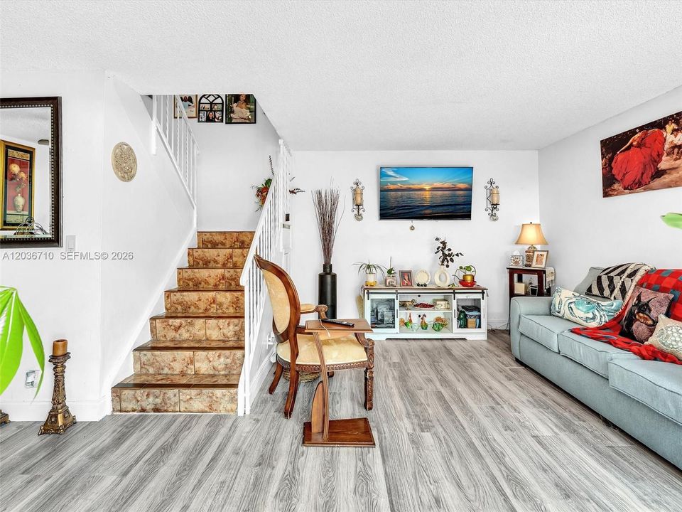 For Sale: $329,000 (2 beds, 1 baths, 1046 Square Feet)