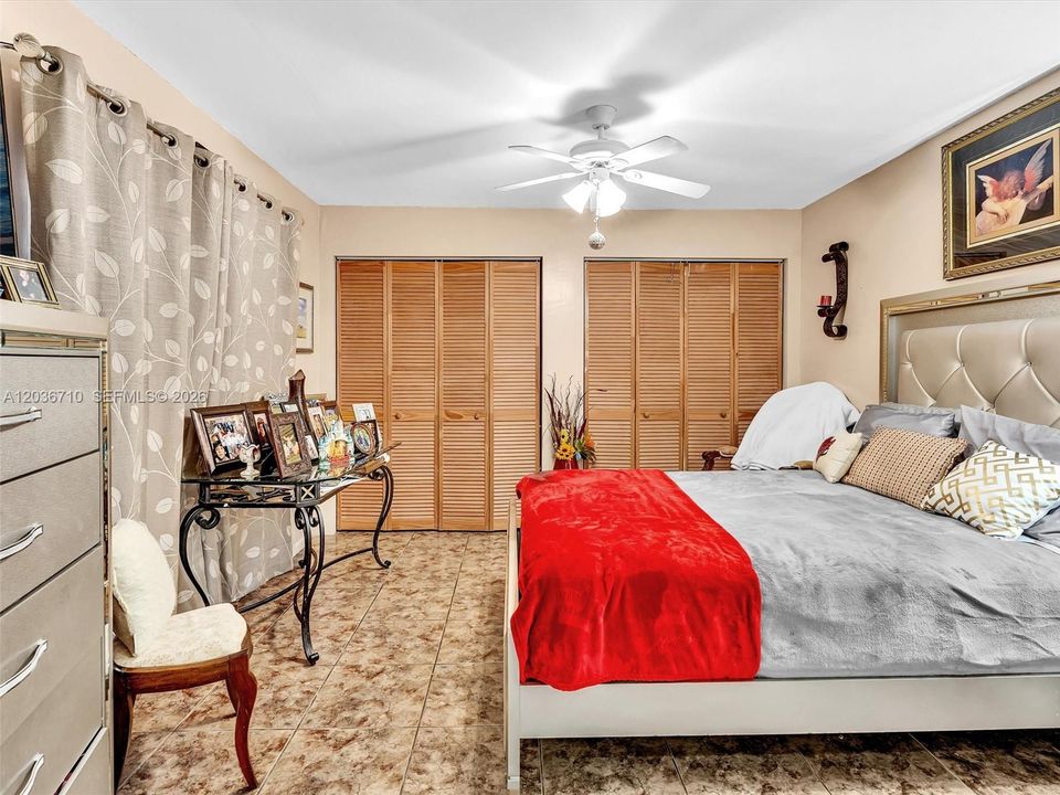 For Sale: $329,000 (2 beds, 1 baths, 1046 Square Feet)