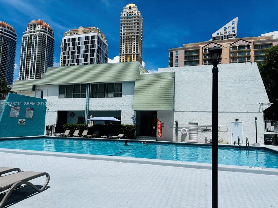 For Sale: $200,000 (1 beds, 1 baths, 536 Square Feet)