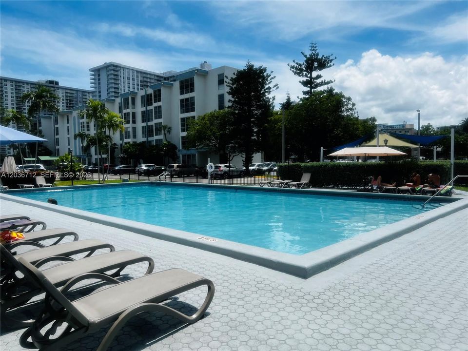 For Sale: $200,000 (1 beds, 1 baths, 536 Square Feet)