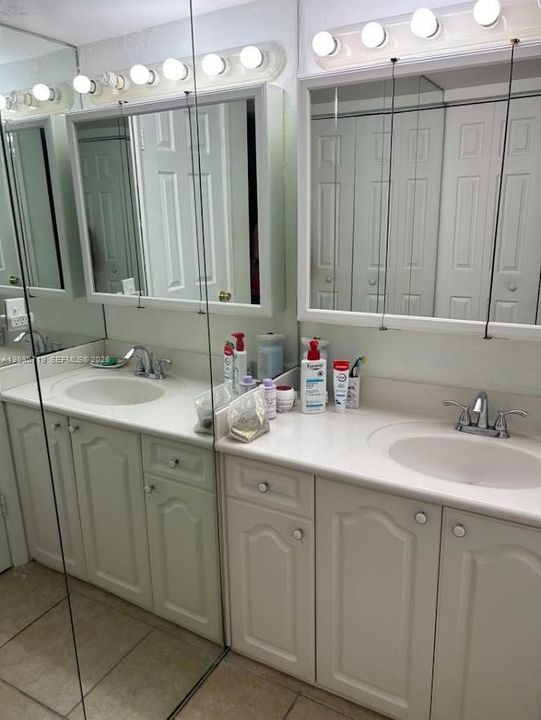 For Rent: $1,900 (1 beds, 1 baths, 1054 Square Feet)