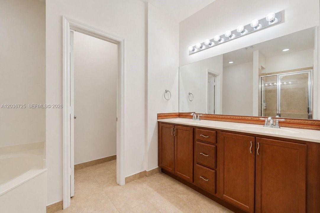 En Venta: $418,999 (4 camas, 3 baños, 2306 Pies cuadrados)