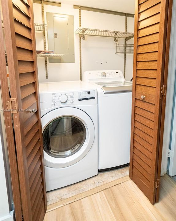 На продажу: $400,000 (2 спален, 2 ванн, 1096 Квадратных фут)