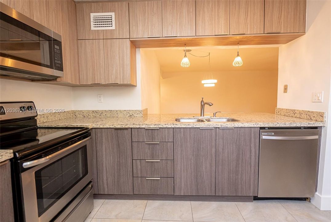 На продажу: $400,000 (2 спален, 2 ванн, 1096 Квадратных фут)