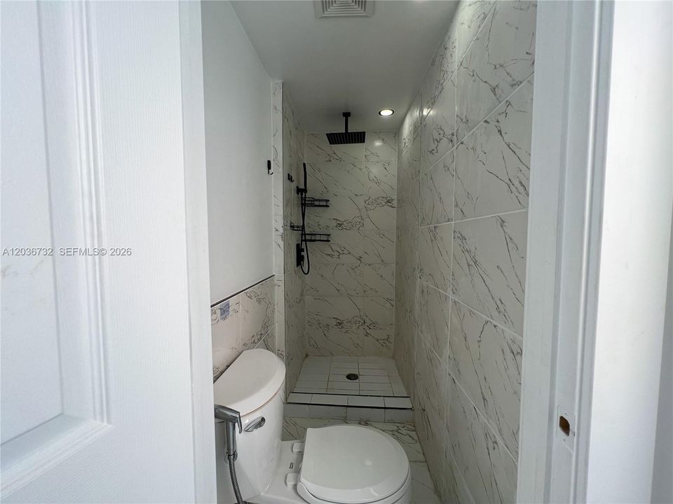 Activo con contrato: $2,700 (3 camas, 3 baños, 966 Pies cuadrados)