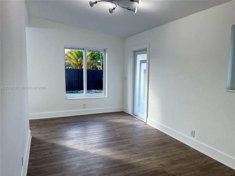 Activo con contrato: $2,700 (3 camas, 3 baños, 966 Pies cuadrados)