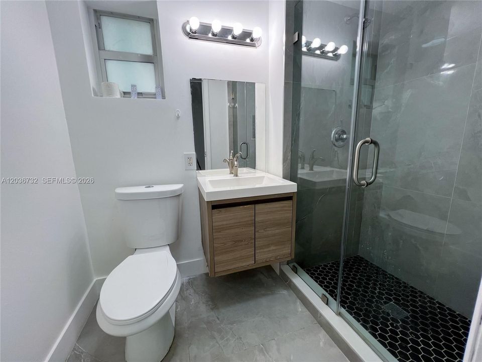 Activo con contrato: $2,700 (3 camas, 3 baños, 966 Pies cuadrados)