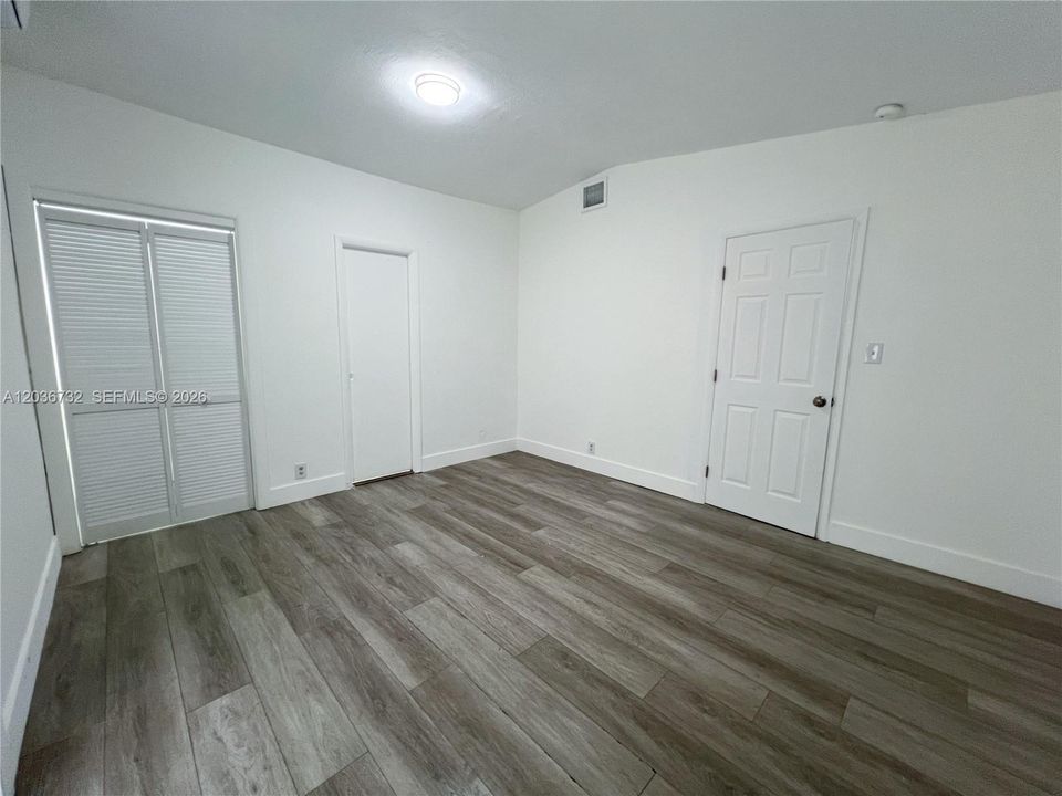 Activo con contrato: $2,700 (3 camas, 3 baños, 966 Pies cuadrados)
