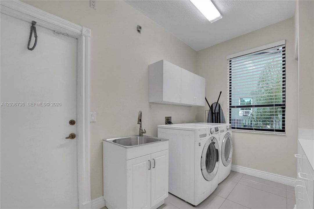 For Sale: $1,239,000 (5 beds, 3 baths, 2964 Square Feet)