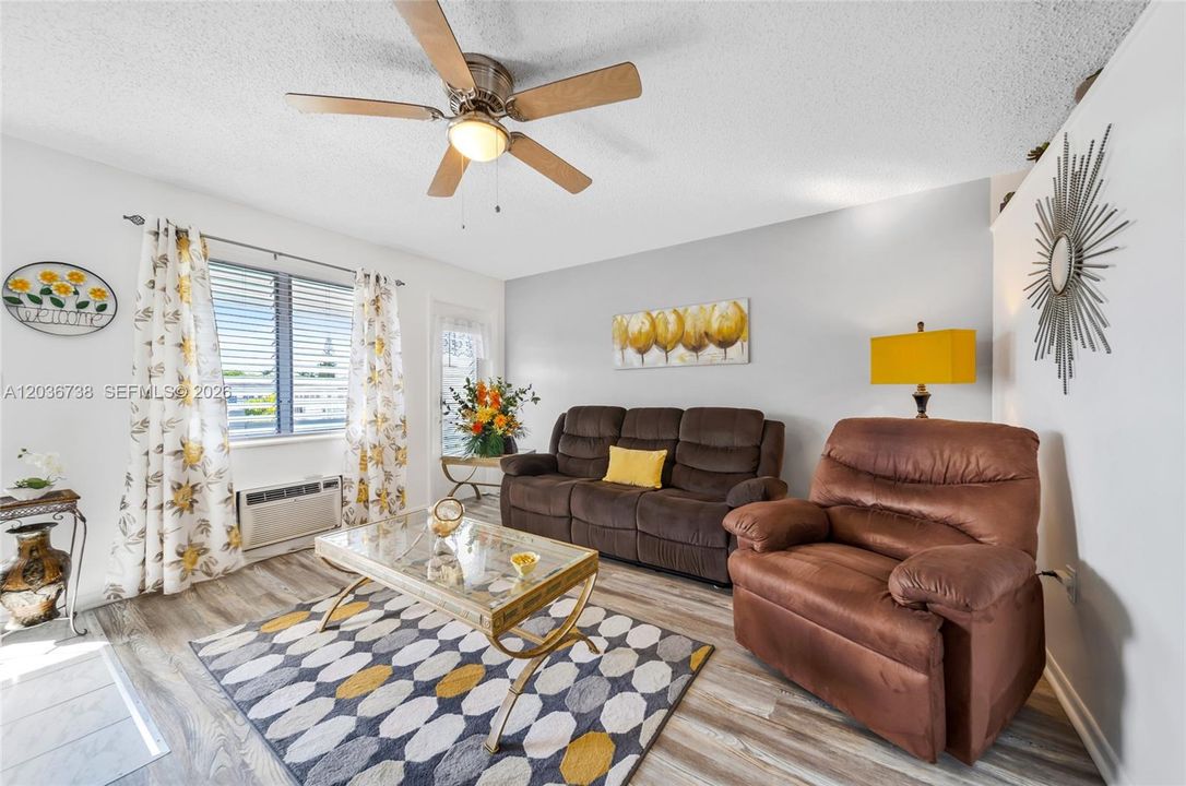 For Sale: $92,900 (1 beds, 1 baths, 620 Square Feet)