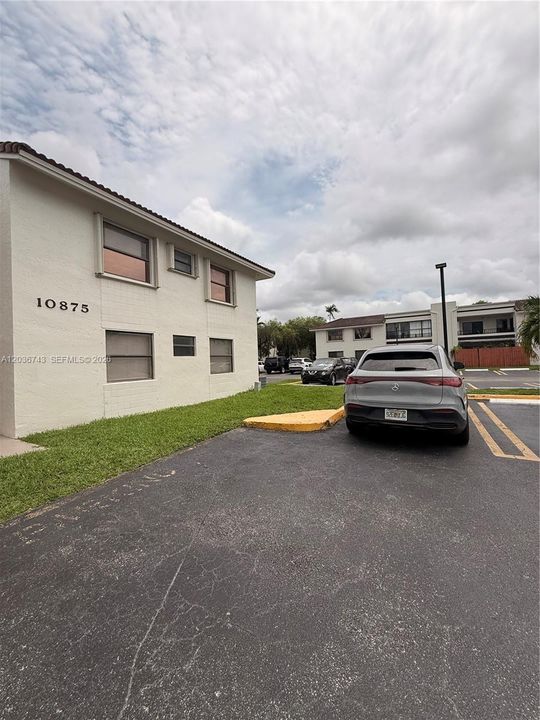 For Rent: $3,000 (3 beds, 2 baths, 1215 Square Feet)