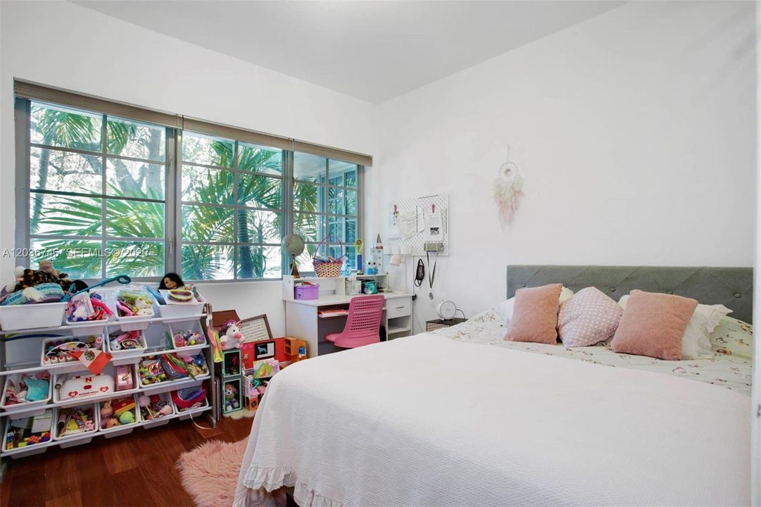 For Rent: $4,200 (2 beds, 2 baths, 886 Square Feet)