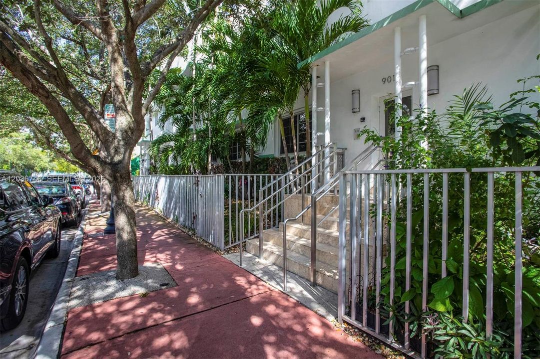 For Rent: $4,200 (2 beds, 2 baths, 886 Square Feet)