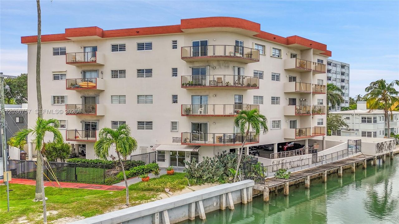 For Rent: $2,600 (2 beds, 2 baths, 1060 Square Feet)