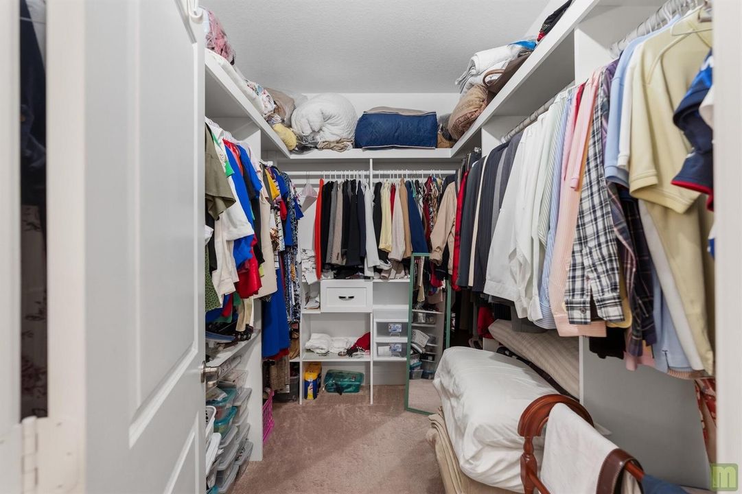 27 bed1-closet