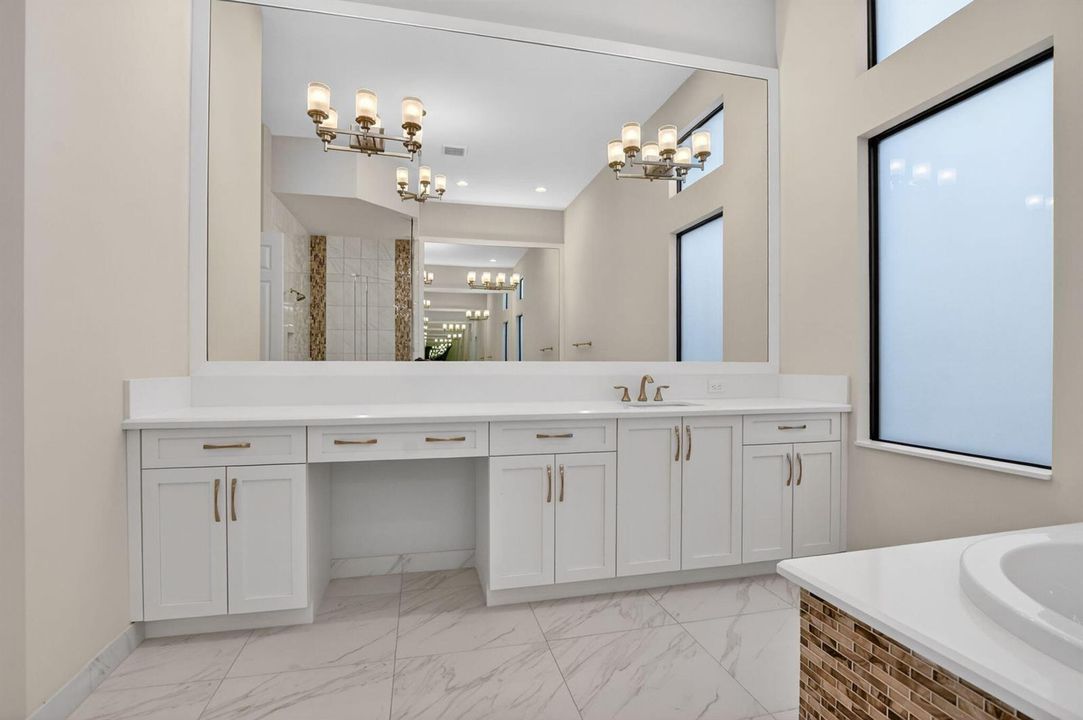 Primary Bathroom (4)