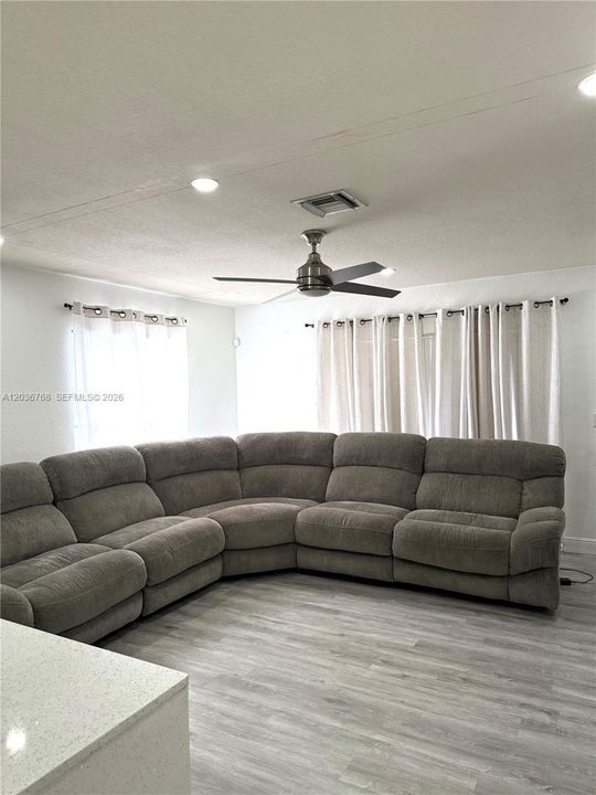 For Sale: $365,000 (2 beds, 2 baths, 1296 Square Feet)