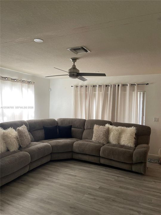 For Sale: $365,000 (2 beds, 2 baths, 1296 Square Feet)