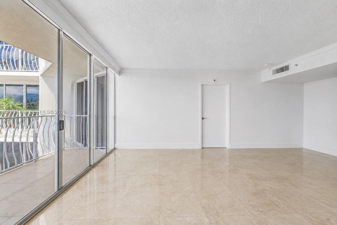 For Rent: $2,800 (2 beds, 2 baths, 1030 Square Feet)