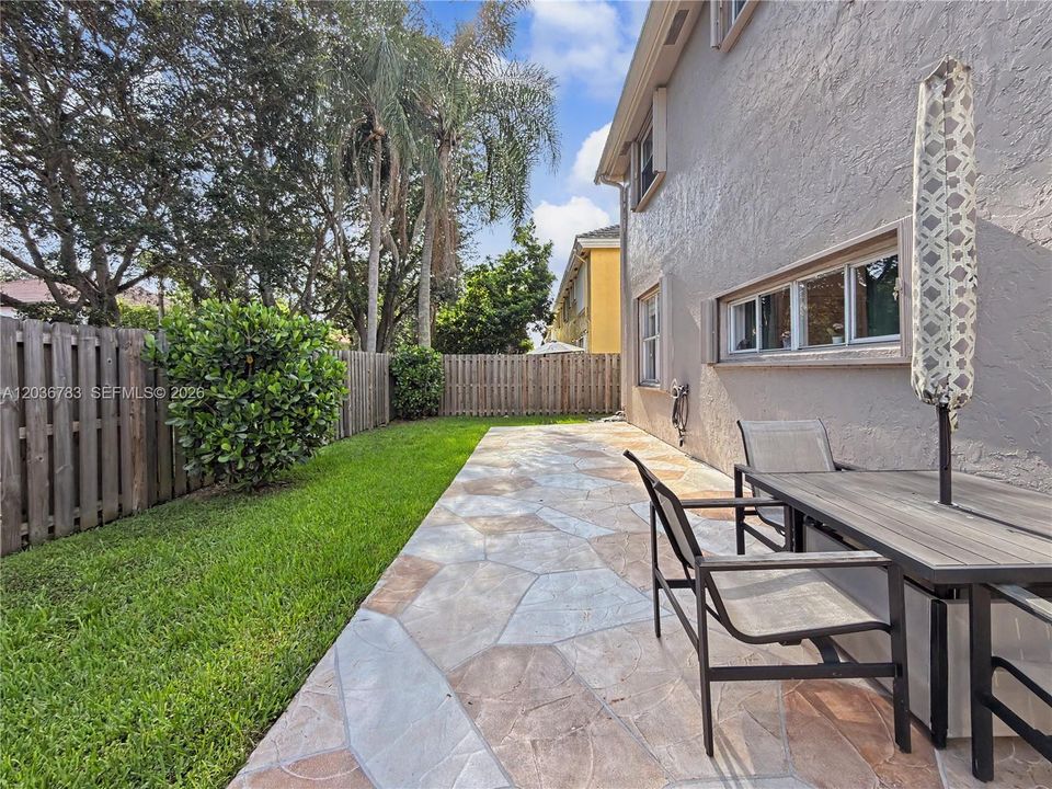 En Venta: $749,000 (4 camas, 2 baños, 2552 Pies cuadrados)