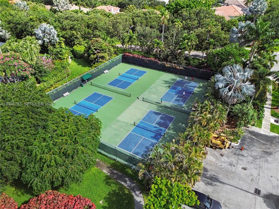 En Venta: $749,000 (4 camas, 2 baños, 2552 Pies cuadrados)