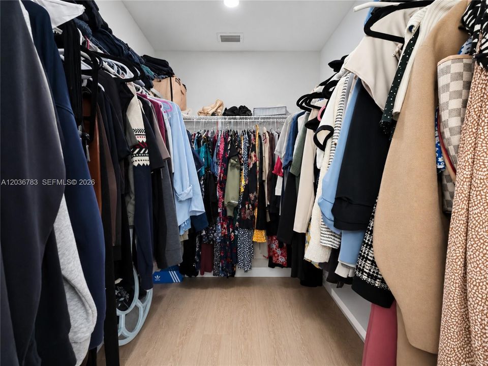 En Venta: $749,000 (4 camas, 2 baños, 2552 Pies cuadrados)