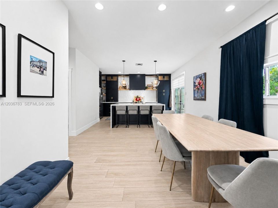 En Venta: $749,000 (4 camas, 2 baños, 2552 Pies cuadrados)