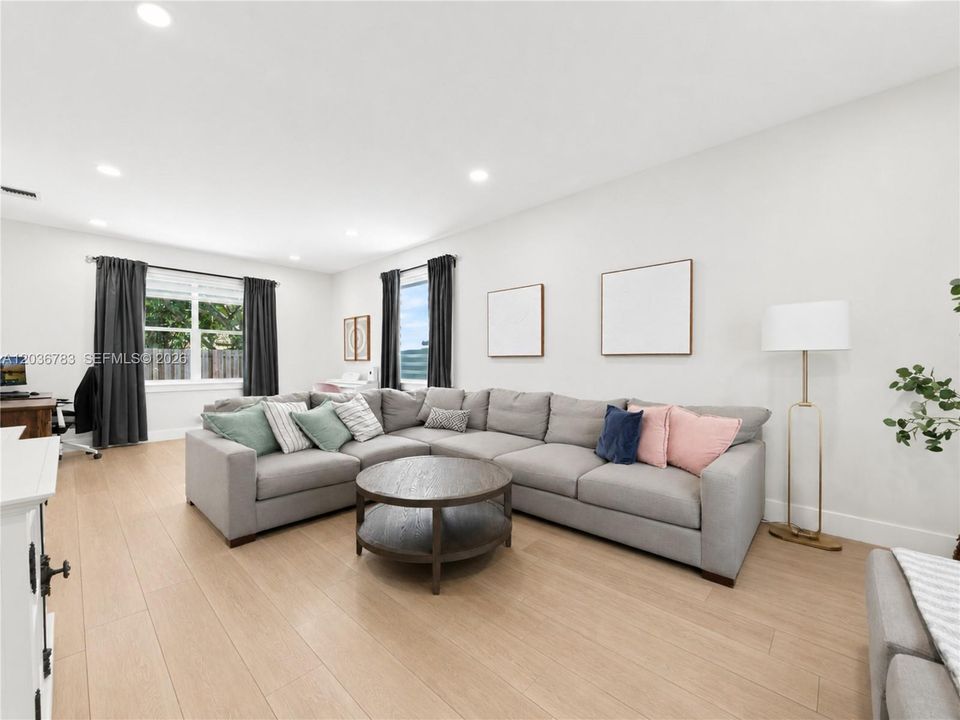 En Venta: $749,000 (4 camas, 2 baños, 2552 Pies cuadrados)