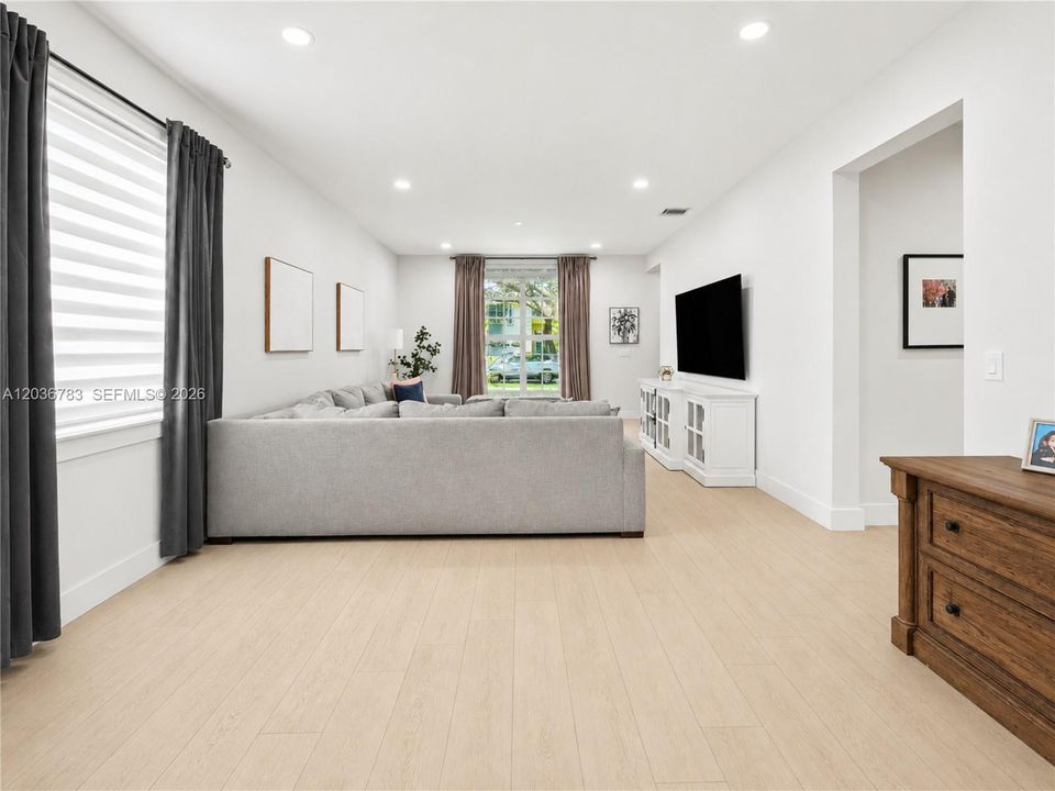 En Venta: $749,000 (4 camas, 2 baños, 2552 Pies cuadrados)