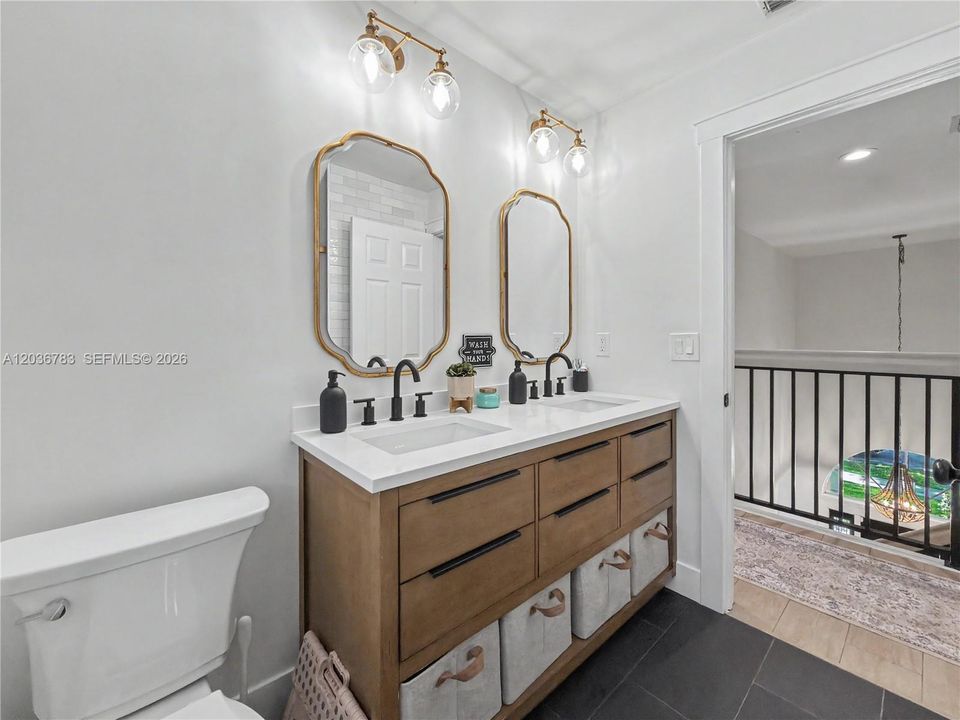 En Venta: $749,000 (4 camas, 2 baños, 2552 Pies cuadrados)