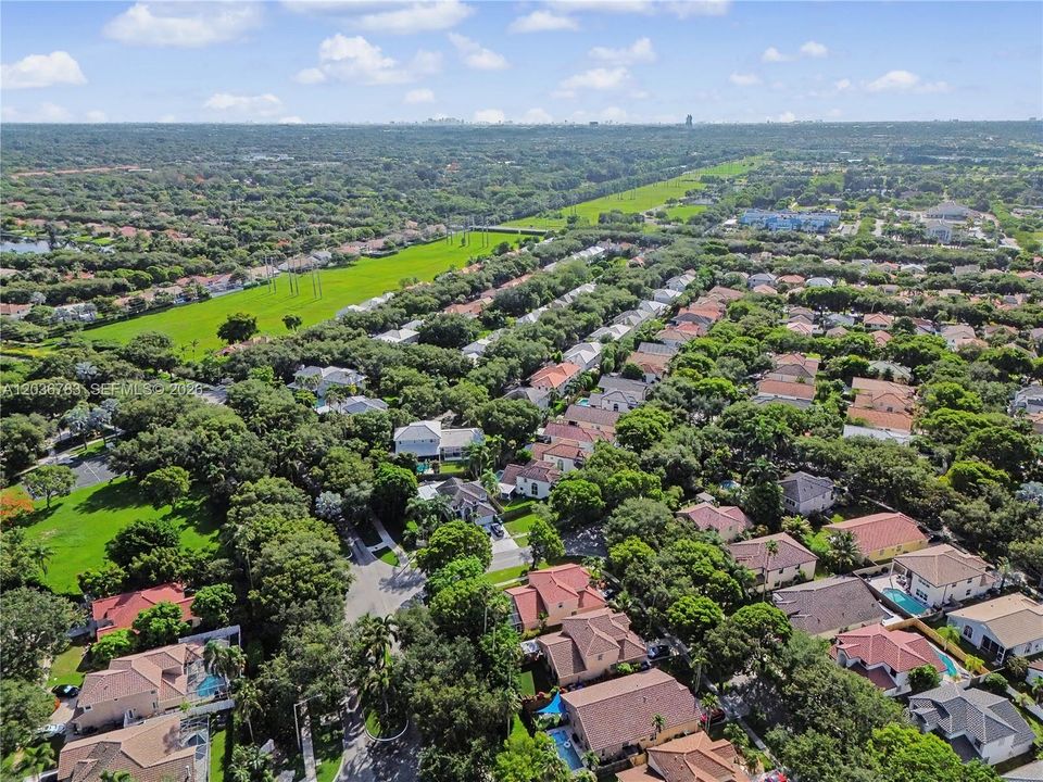 En Venta: $749,000 (4 camas, 2 baños, 2552 Pies cuadrados)