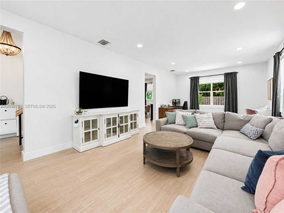 En Venta: $749,000 (4 camas, 2 baños, 2552 Pies cuadrados)