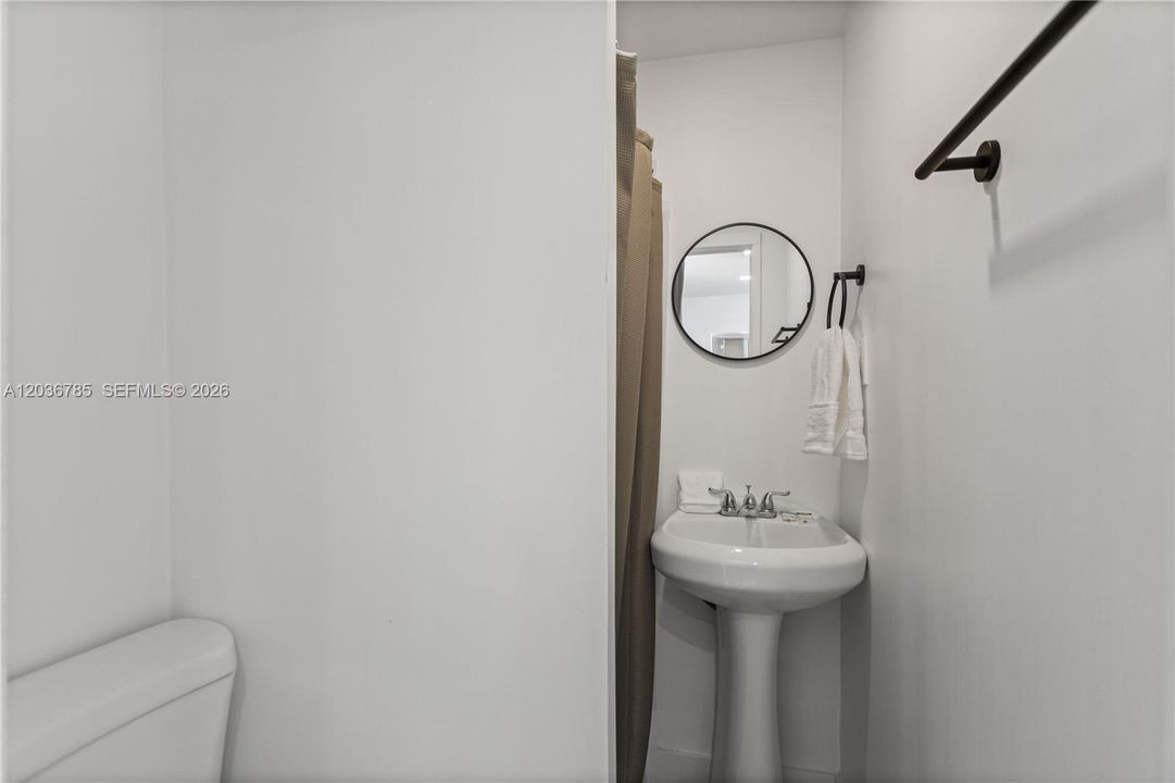 For Rent: $1,600 (0 beds, 1 baths, 450 Square Feet)