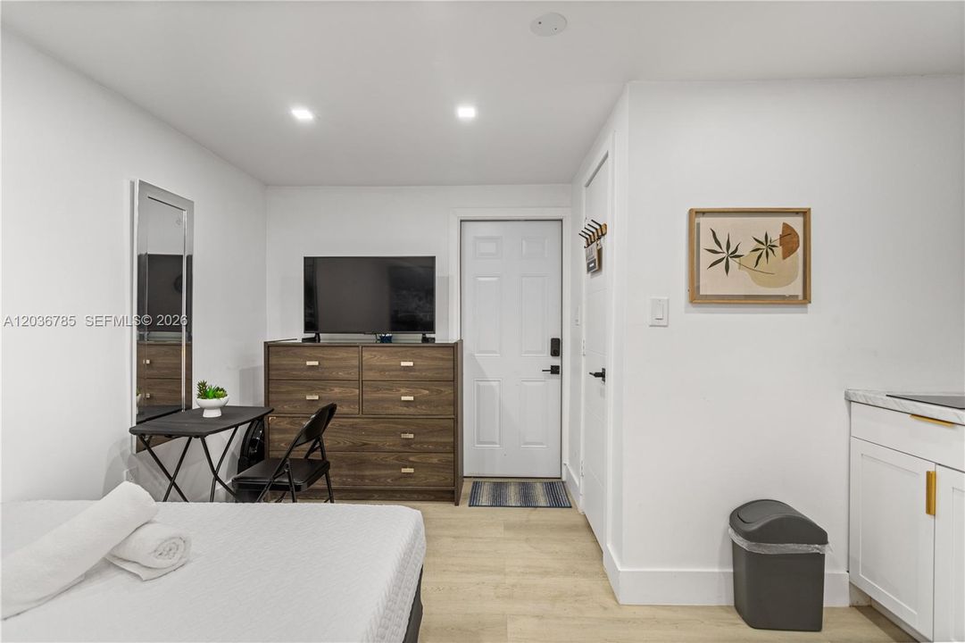 For Rent: $1,600 (0 beds, 1 baths, 450 Square Feet)