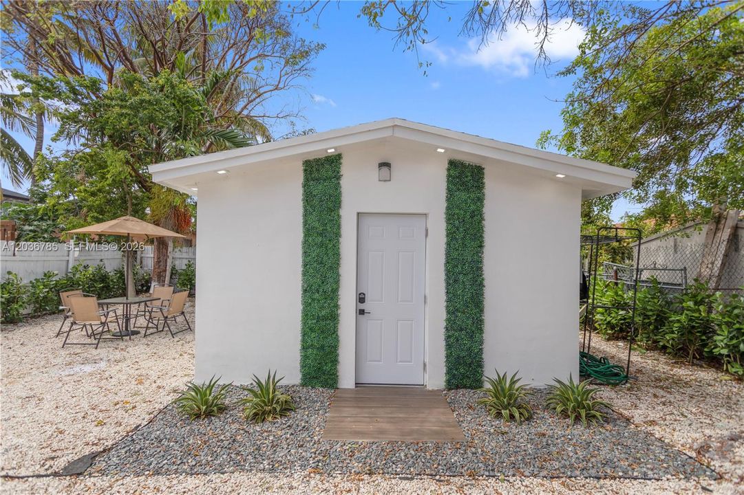 For Rent: $1,600 (0 beds, 1 baths, 450 Square Feet)