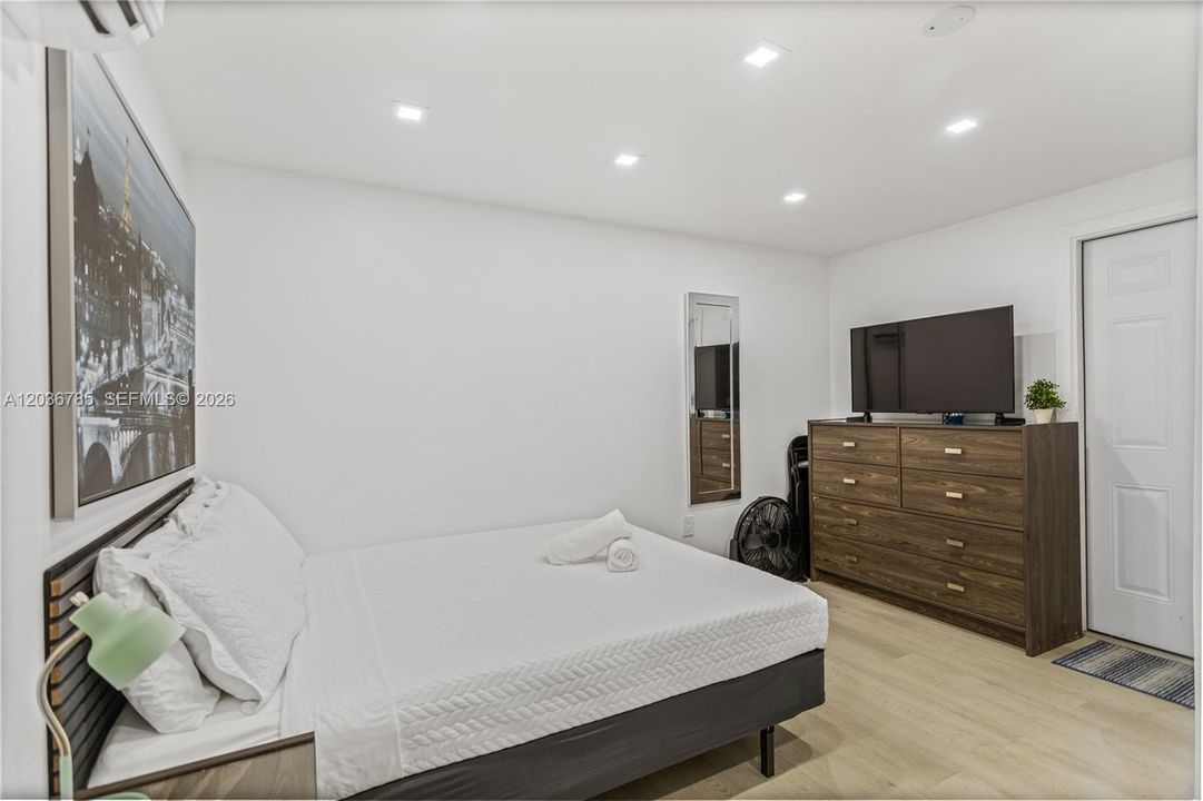 For Rent: $1,600 (0 beds, 1 baths, 450 Square Feet)