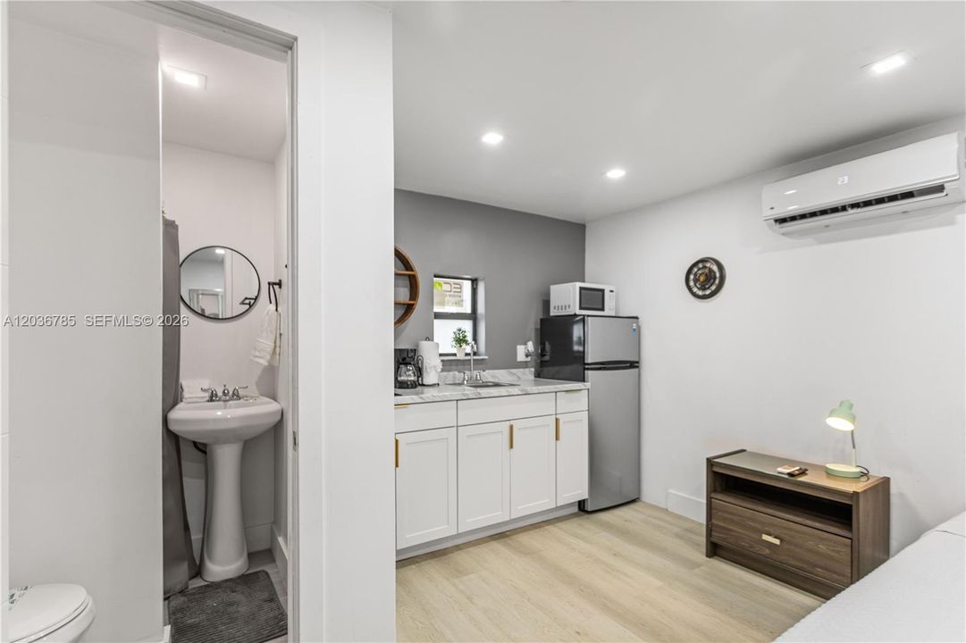 For Rent: $1,600 (0 beds, 1 baths, 450 Square Feet)