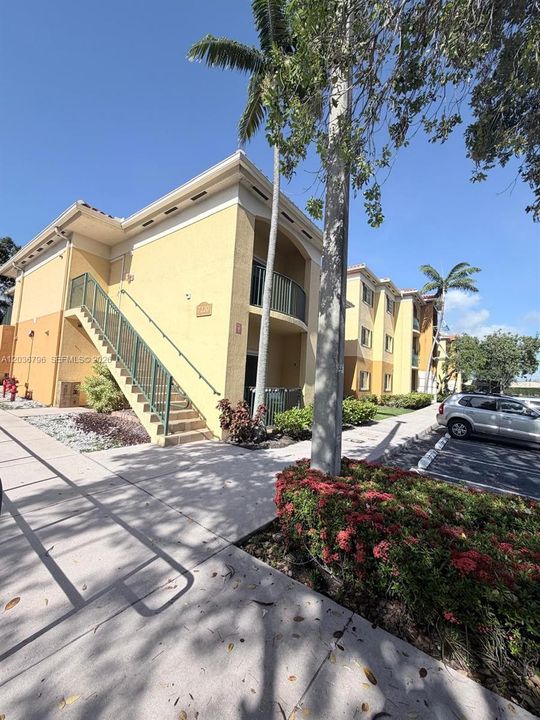For Rent: $2,650 (3 beds, 2 baths, 1109 Square Feet)