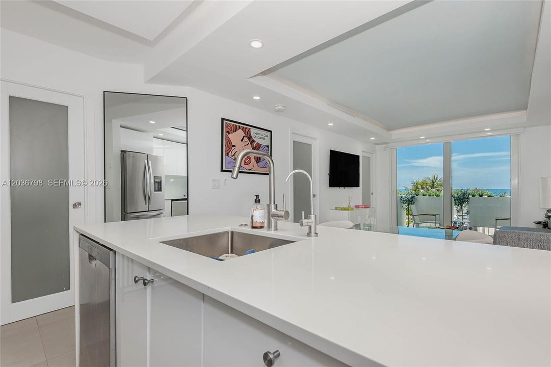 For Sale: $755,000 (1 beds, 1 baths, 659 Square Feet)
