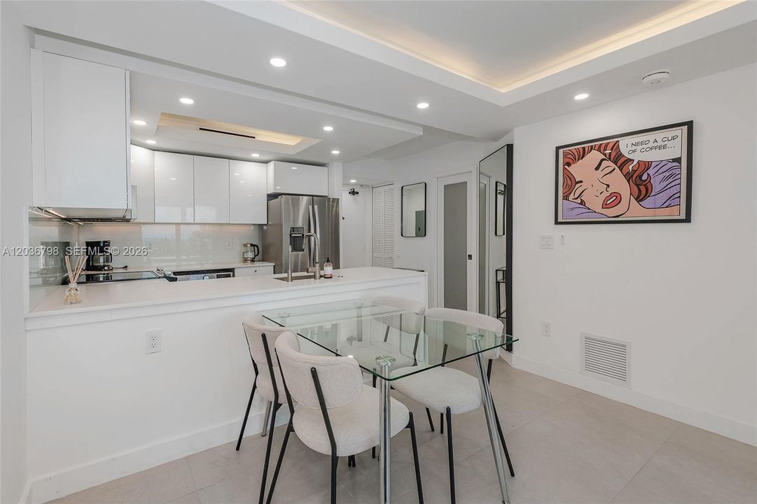 For Sale: $755,000 (1 beds, 1 baths, 659 Square Feet)