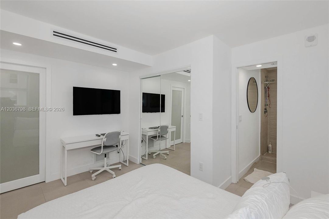 For Sale: $755,000 (1 beds, 1 baths, 659 Square Feet)