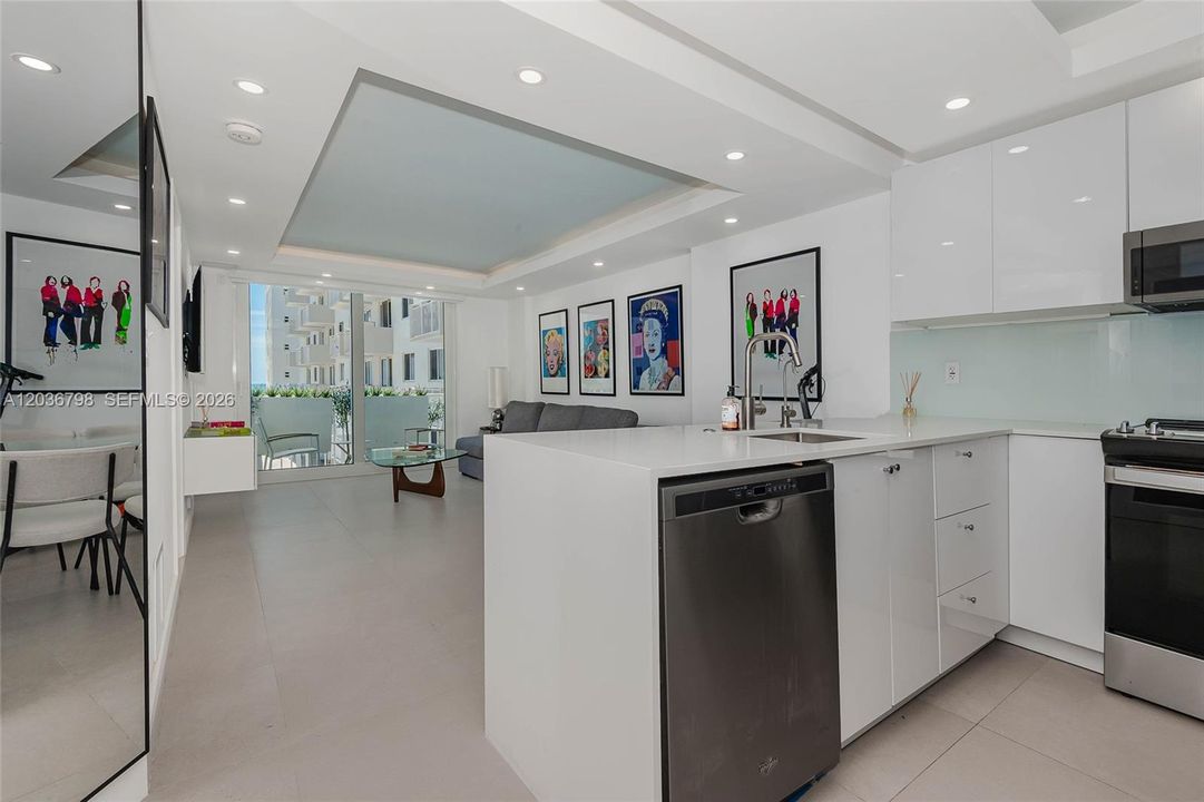 For Sale: $755,000 (1 beds, 1 baths, 659 Square Feet)