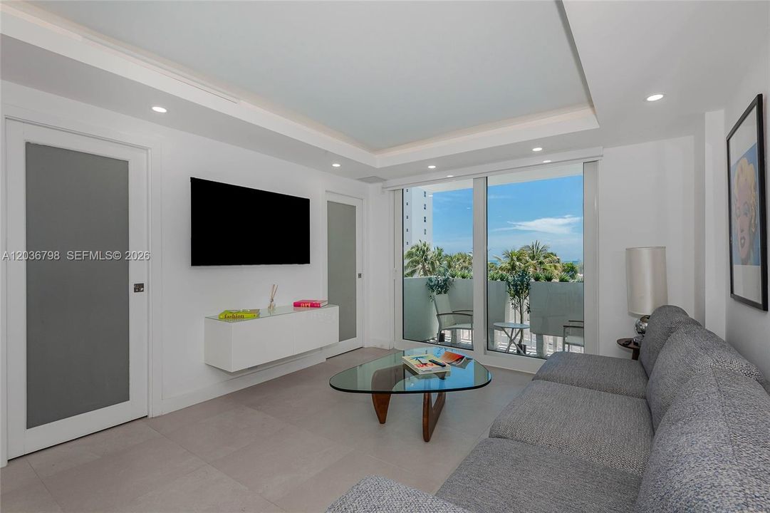 For Sale: $755,000 (1 beds, 1 baths, 659 Square Feet)