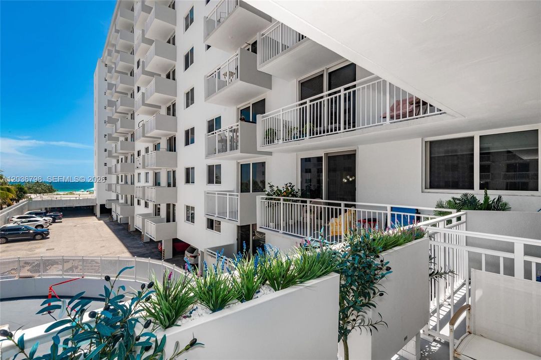 For Sale: $755,000 (1 beds, 1 baths, 659 Square Feet)
