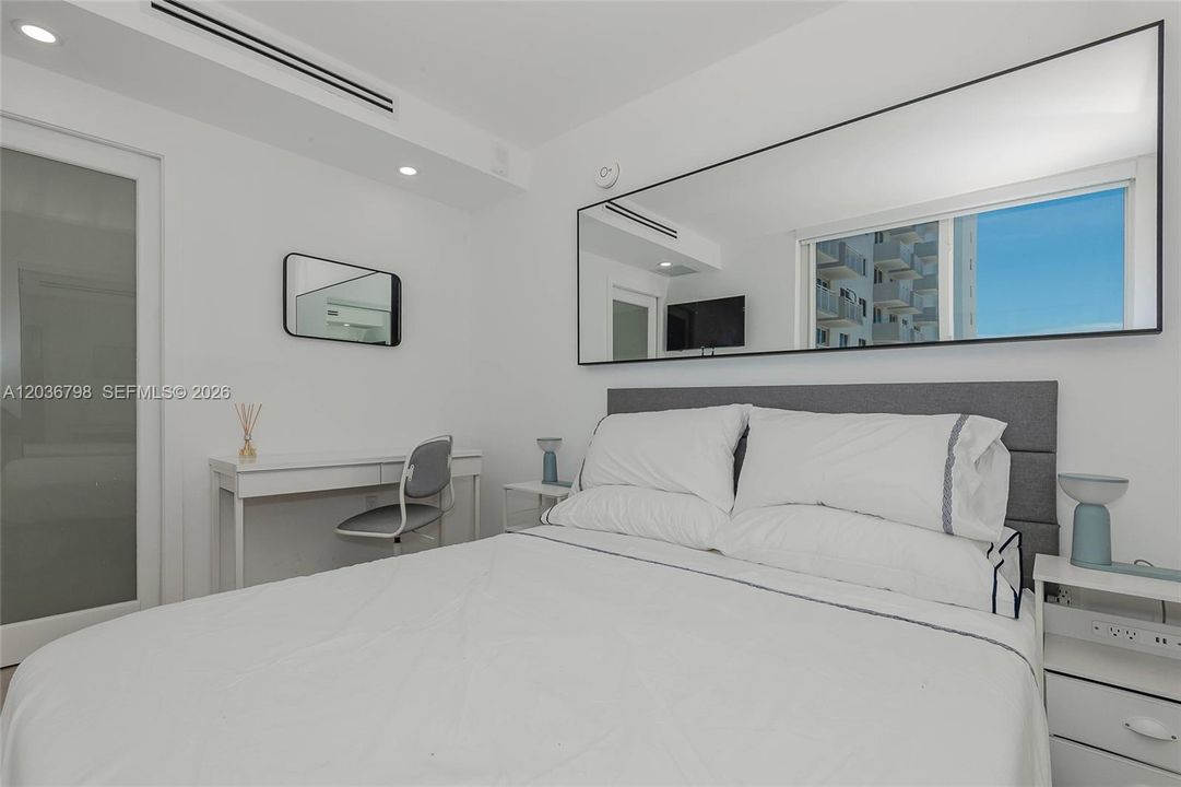 For Sale: $755,000 (1 beds, 1 baths, 659 Square Feet)