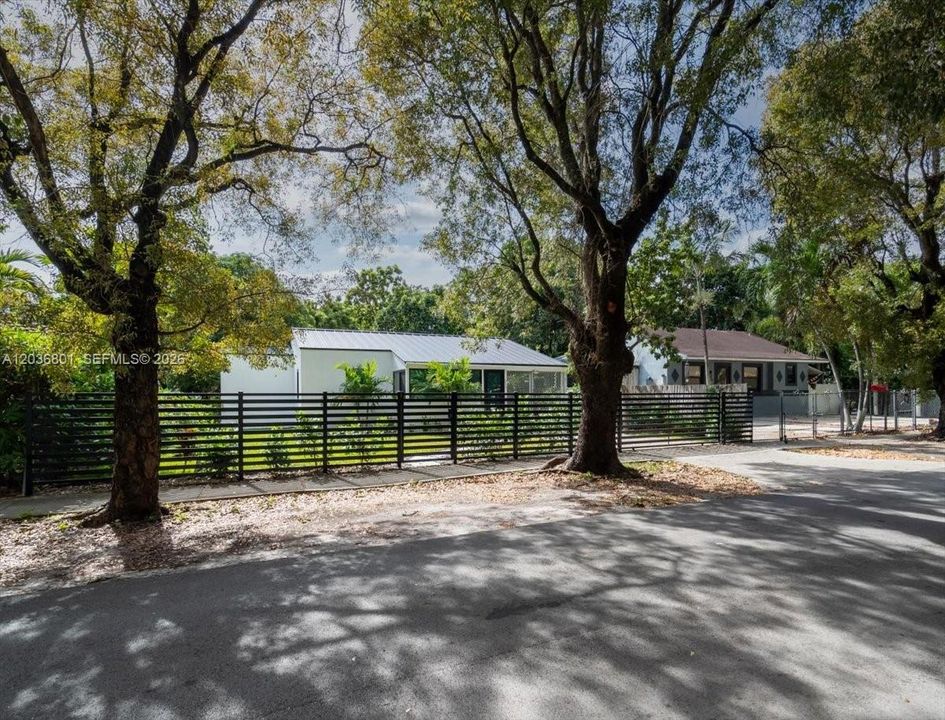 For Rent: $3,500 (3 beds, 2 baths, 831 Square Feet)