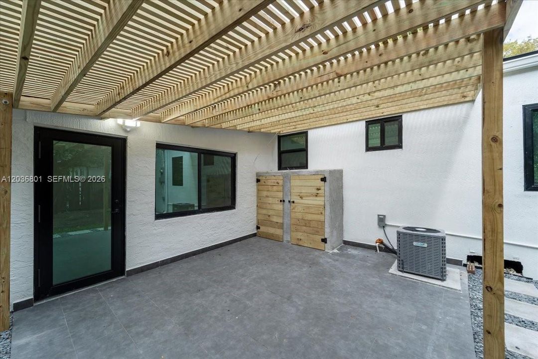 For Rent: $3,500 (3 beds, 2 baths, 831 Square Feet)
