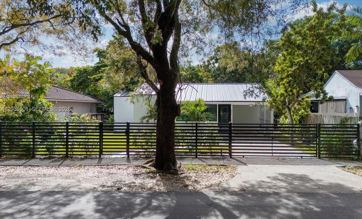 For Rent: $3,500 (3 beds, 2 baths, 831 Square Feet)