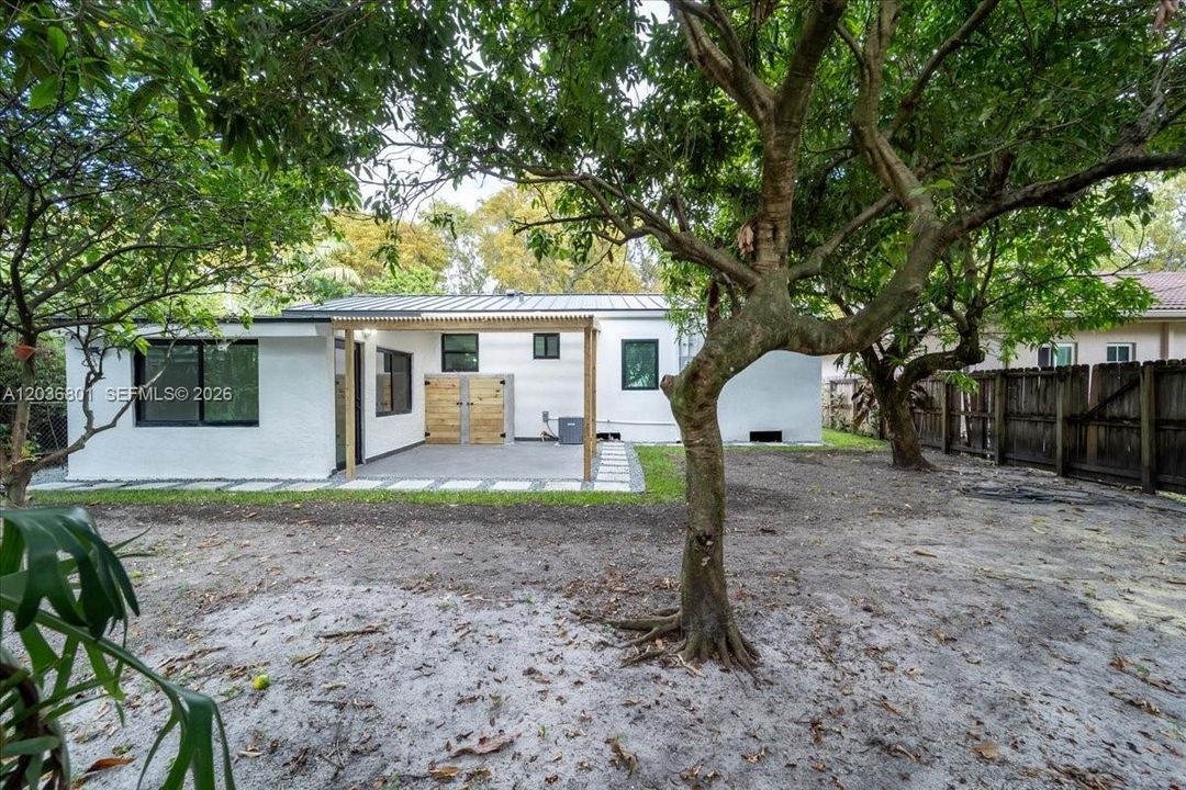 For Rent: $3,500 (3 beds, 2 baths, 831 Square Feet)