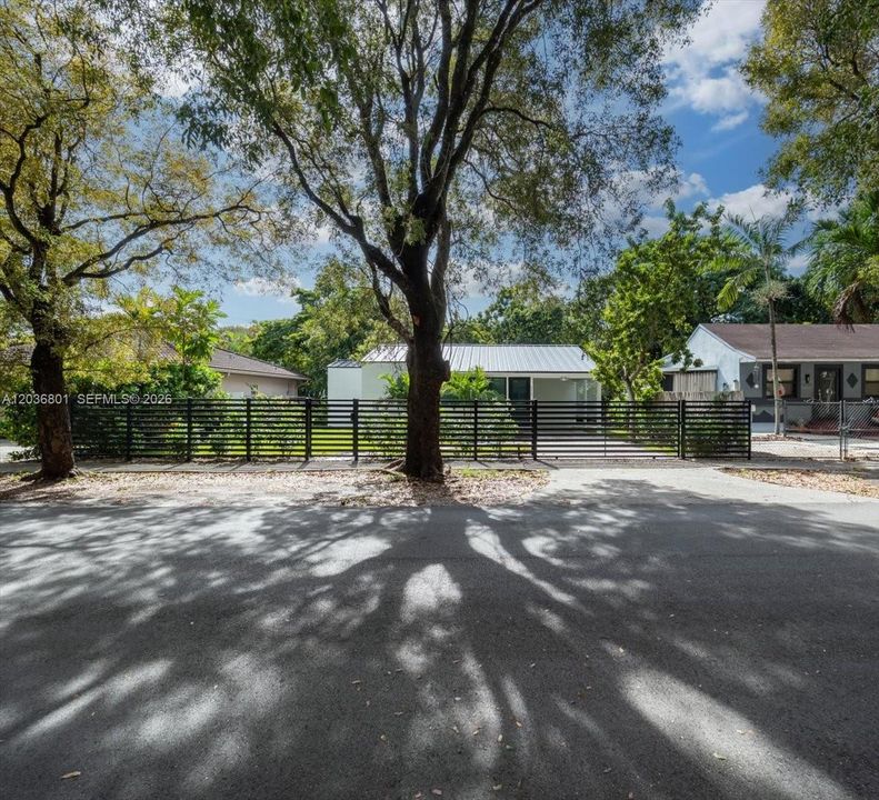 For Rent: $3,500 (3 beds, 2 baths, 831 Square Feet)
